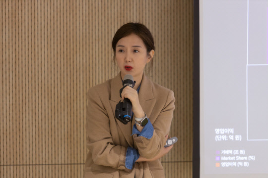 지난 15일 서울 중구 11번가 서울스퀘어 사옥에서 진행된 타운홀 미팅에서 안정은 11번가 사장이 '11번가 2.0' 실현을 위한 3대 핵심가치에 대해 설명하고 있다. 11번가 제공